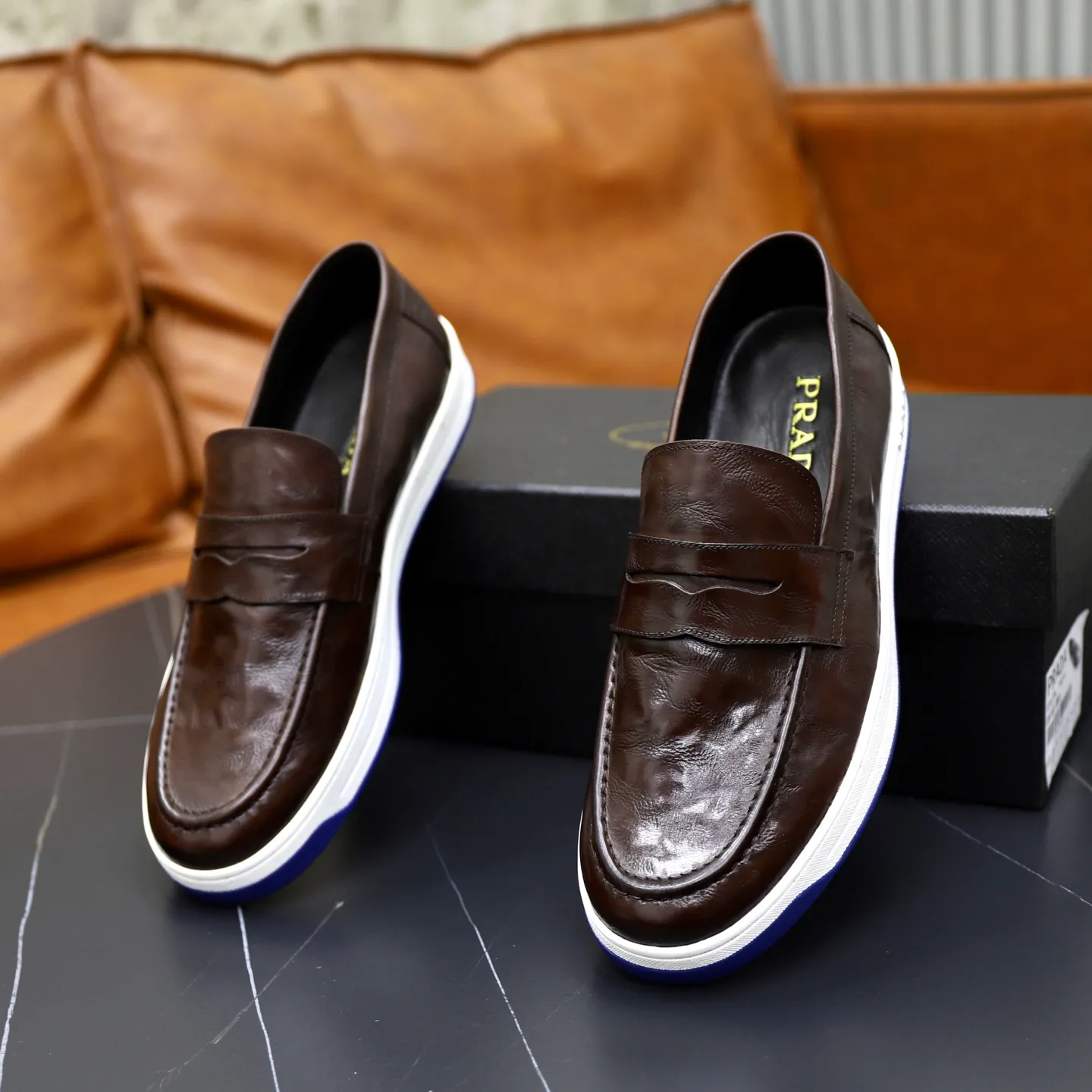 Factory price: 💰640 Prada classic men’s lace-up casual shoes | Imported cowhide upper | Upper stitching layered design, light and breathable | Soft and comfortable | Decorated with PRADA letters on the side | Distinctive sports style, showing the brand style | Lightweight concave and convex pattern rubber soles | Matched with cowhide foot pad lining | Excellent foot feel, fashionable and elegant | Size: 38-44 (45 customized)